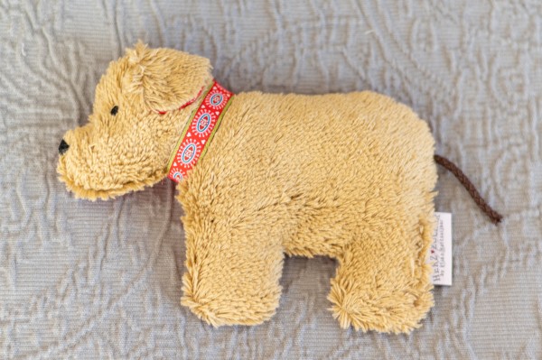 Värmedjur för bebisar, hunden Lenni av ekologiskt teddytyg, med druvkärnorfyllning